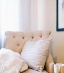 Dom z oknami i świetlikami tunelowymi na dachu